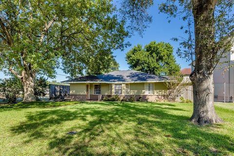 Single Family Residence in Bellaire TX 4630 Willow Street.jpg