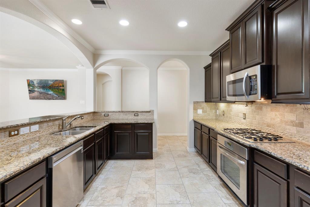 30 E Deer River Circle, Spring, Texas image 11