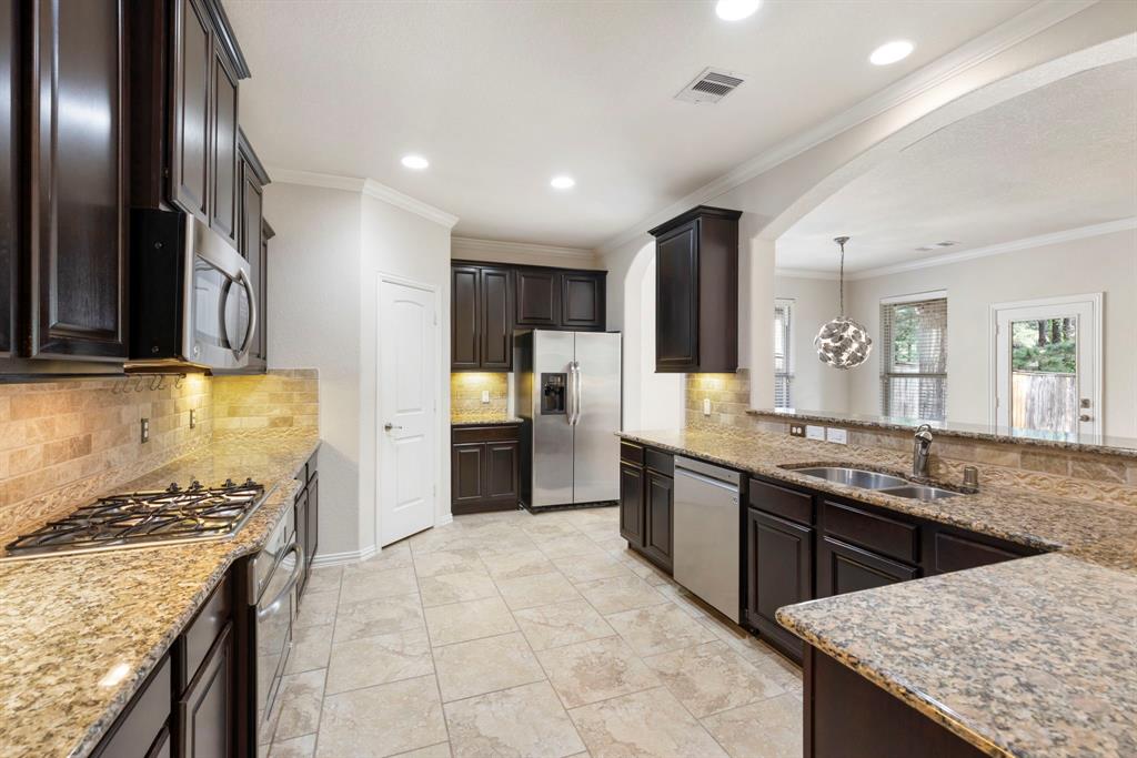 30 E Deer River Circle, Spring, Texas image 10