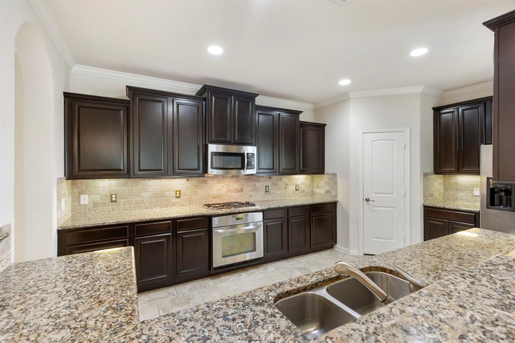 30 E Deer River Circle, Spring, Texas image 9