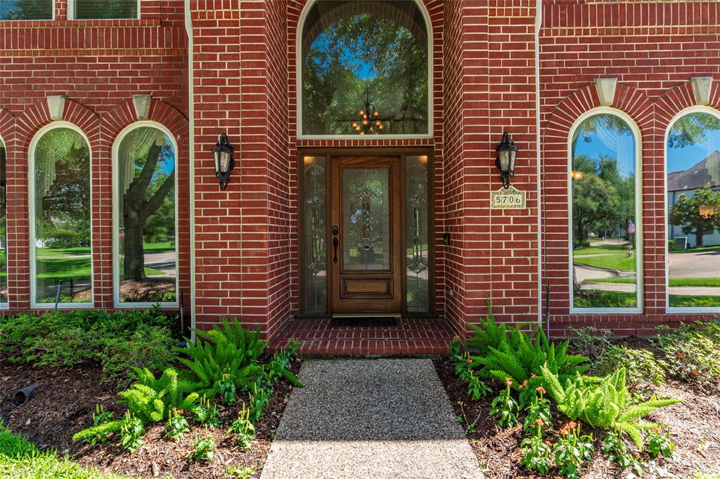 5706 Amber Queen Court