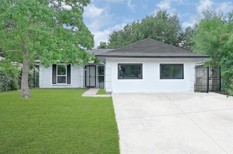 Single Family Residence in Houston TX 4135 Oak Shadows Drive.jpg