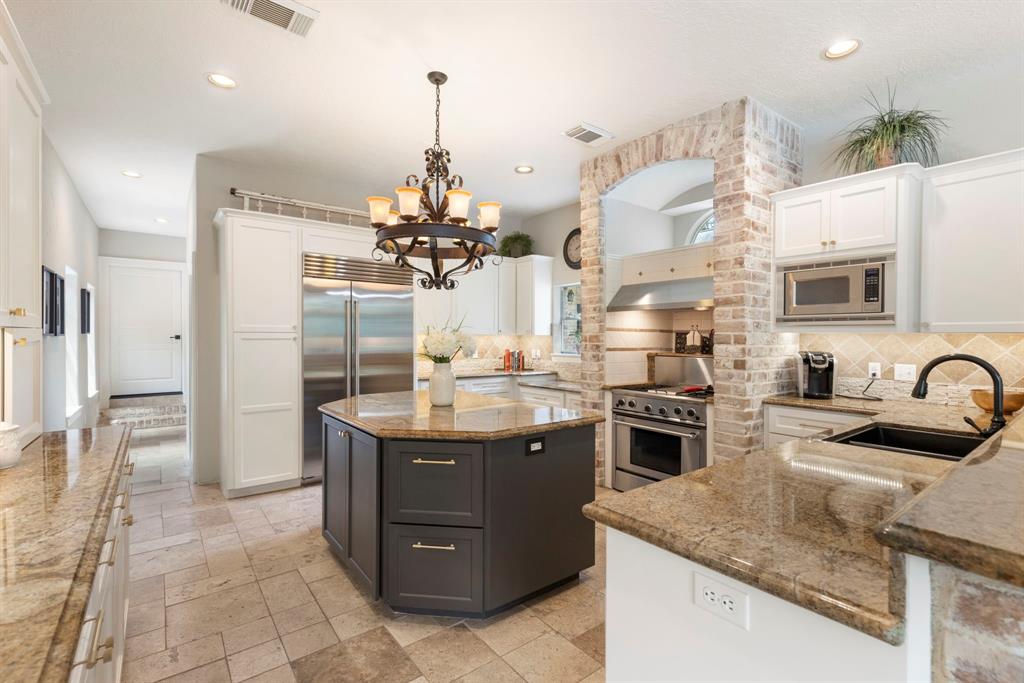 63 N Wooded Brook Circle, The Woodlands, Texas image 19