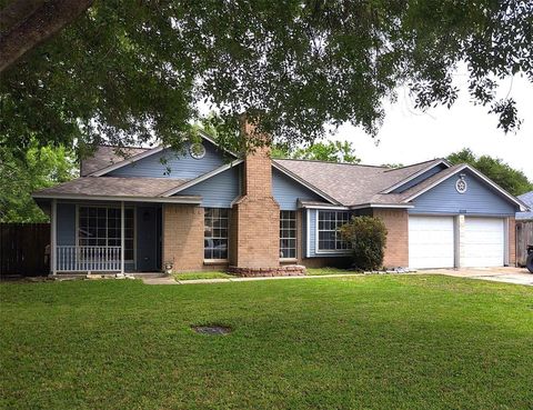 Single Family Residence in Dickinson TX 5205 Winding Brook Drive.jpg