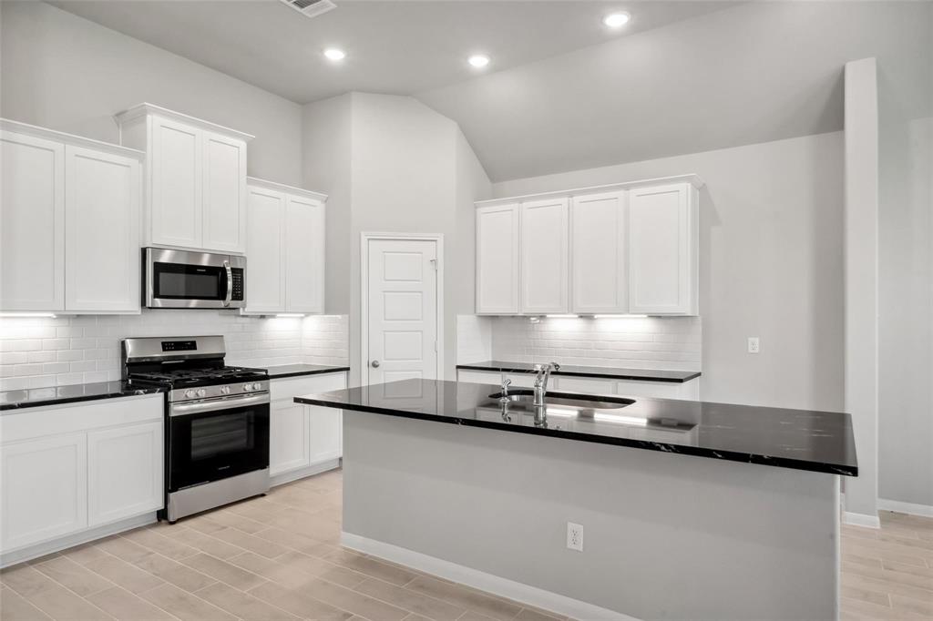 1070 Comal Trail, Dayton, Texas image 8