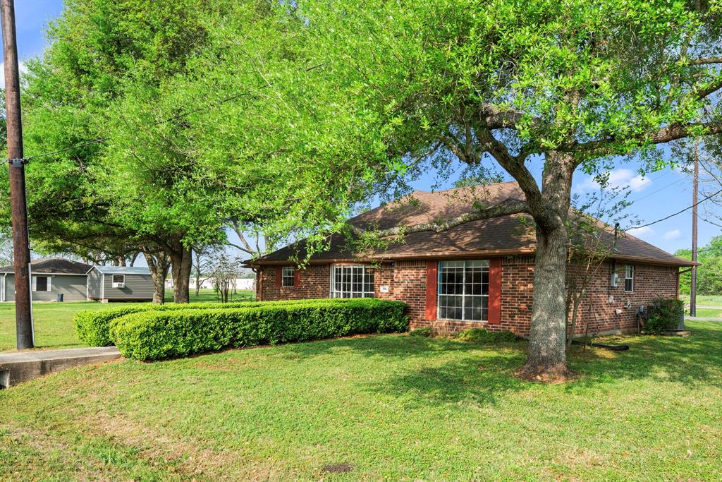 506 Houston Street, Wallis, Texas image 2