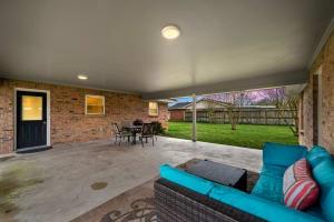 702 S 2nd Street, La Porte, Texas image 2