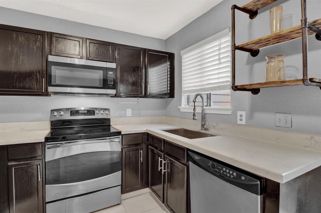 3813 Landmark Drive, Missouri City, Texas image 3