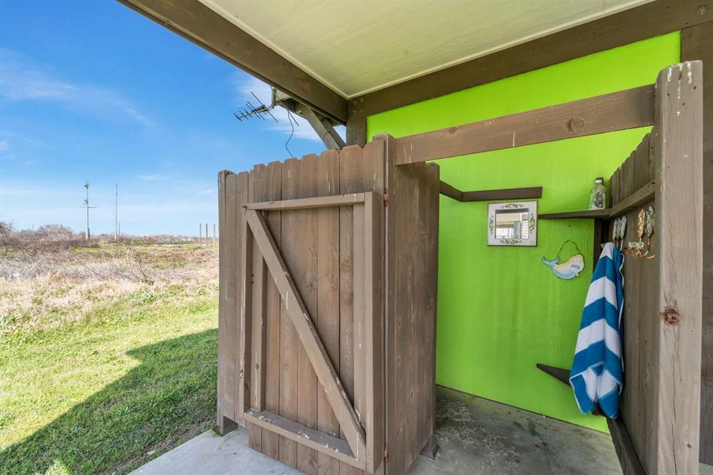 979 James Road, Gilchrist, Texas image 7