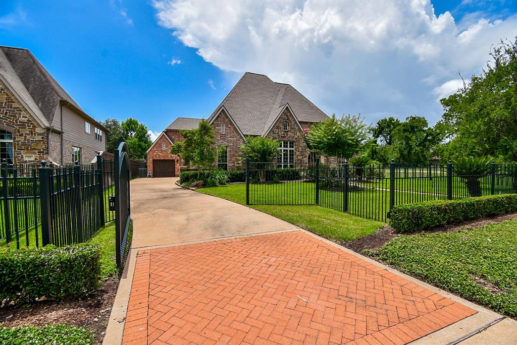 10 Waters Lake Boulevard