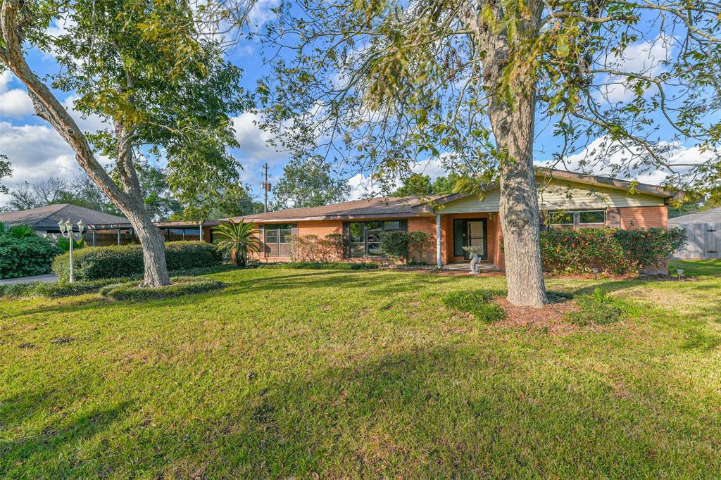 8102 Dellanera Drive, Hitchcock, Texas image 2