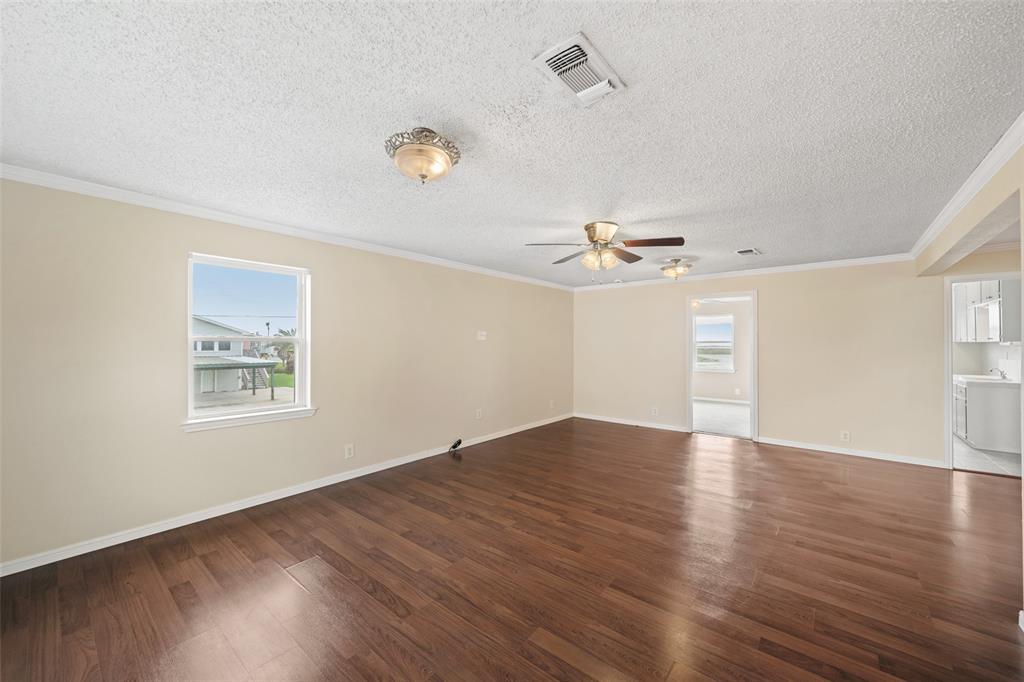7116 Delesandri Drive, Hitchcock, Texas image 15