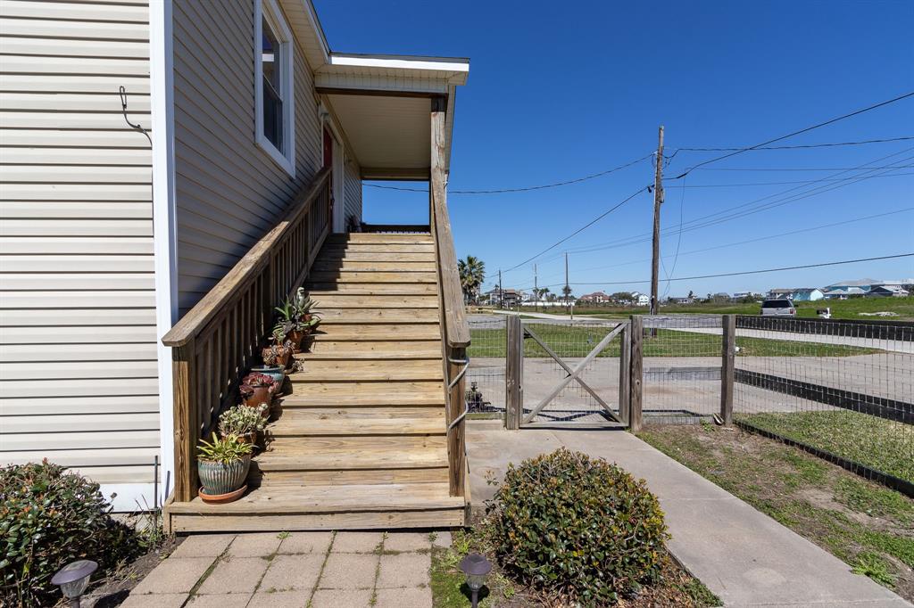 2027 103rd Street, Galveston, Texas image 4