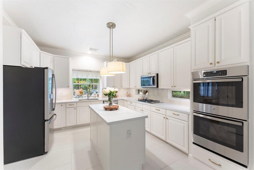 6 Cranberry Bend, The Woodlands, Texas image 18