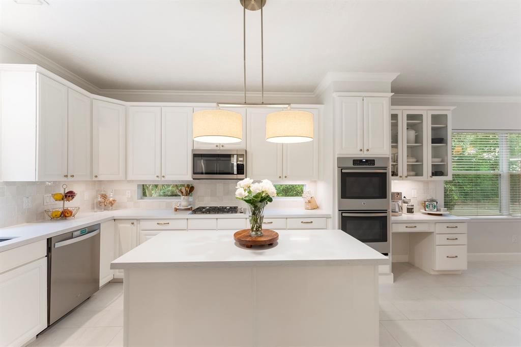 6 Cranberry Bend, The Woodlands, Texas image 17