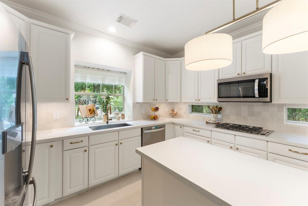 6 Cranberry Bend, The Woodlands, Texas image 3
