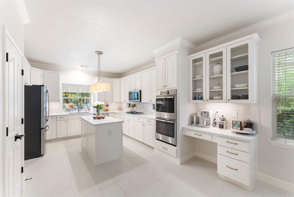 6 Cranberry Bend, The Woodlands, Texas image 2