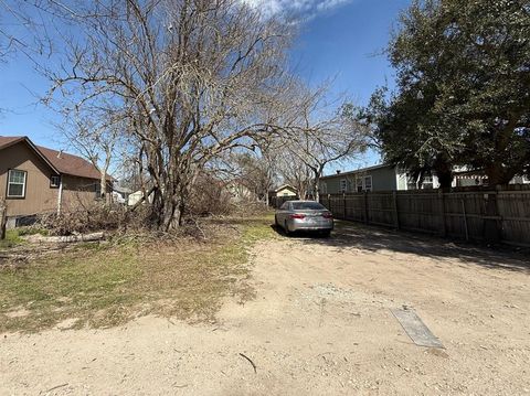 Photo of 912 Main Street, Palacios, TX 77465 (MLS # 49491184) Photo of 912 Main Street, Palacios, TX 77465 (MLS # 49491184)