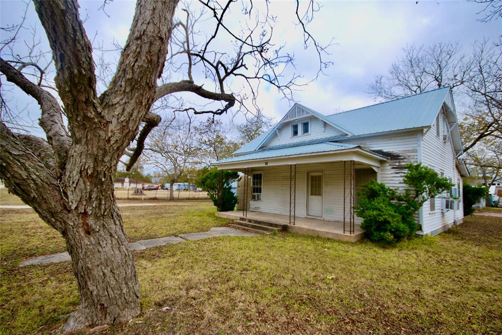 605 S Hackberry, Moulton, Texas image 3