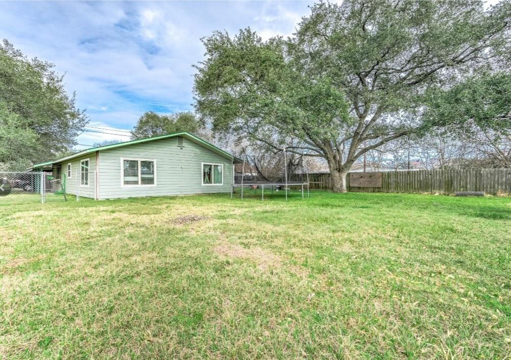 701 Alamo Street, El Campo, Texas image 2