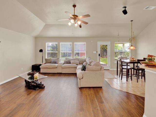 1040 Kensington Castle Trail, Pflugerville, Texas image 11