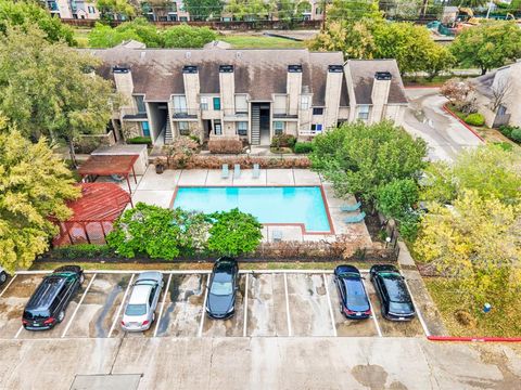 Condominium in Houston TX 10811 Richmond Avenue.jpg