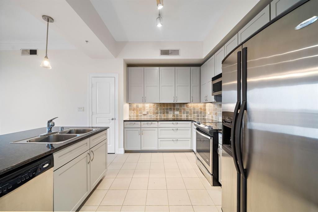 3333 Allen Parkway 1607