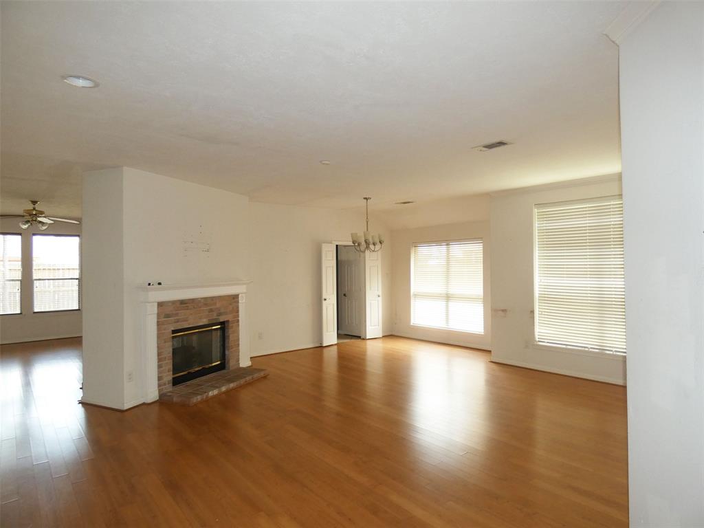 3015 Davey Oaks Street, Pearland, Texas image 2