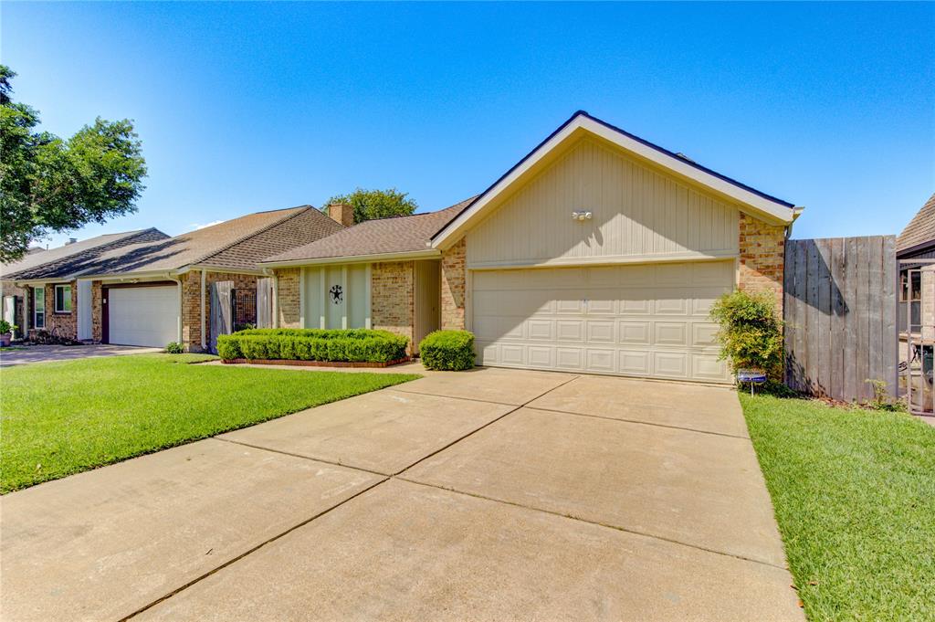 11806 Brook Meadows Lane, Meadows Place, Texas image 3