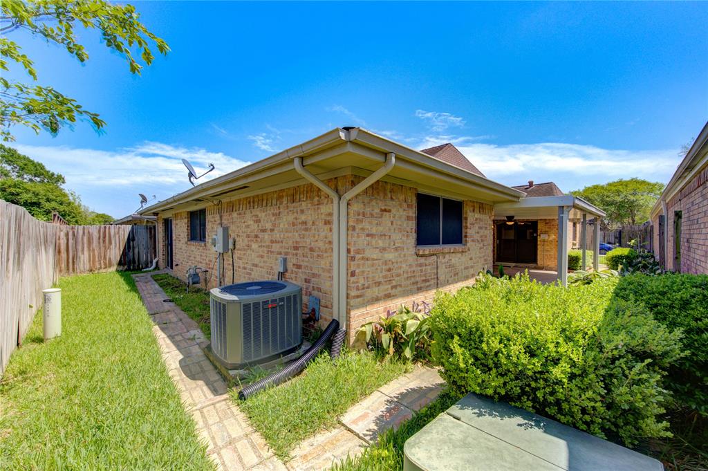 11806 Brook Meadows Lane, Meadows Place, Texas image 29