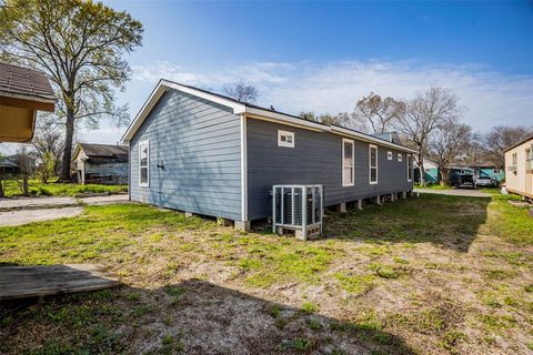 Single Family Residence in Galena Park TX 1104 1st Street 4.jpg