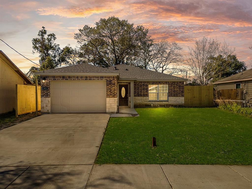 305 E Humble Street, Baytown, Texas image 1