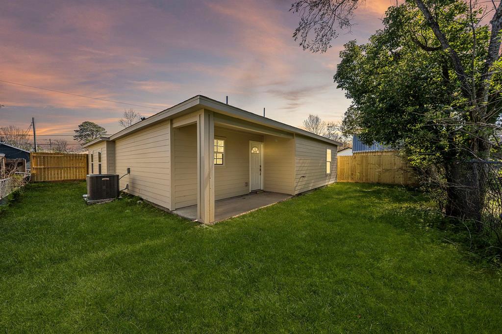 305 E Humble Street, Baytown, Texas image 2