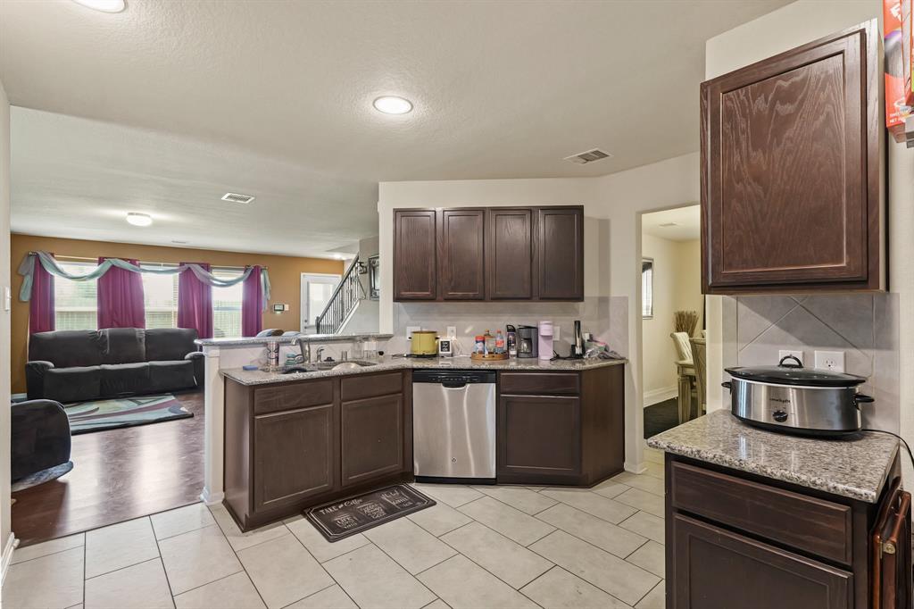 2206 Village Side Trail, Rosenberg, Texas image 9
