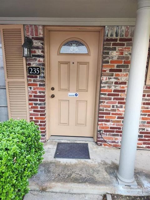 235 W Tri Oaks Lane 235 Houston TX 77043