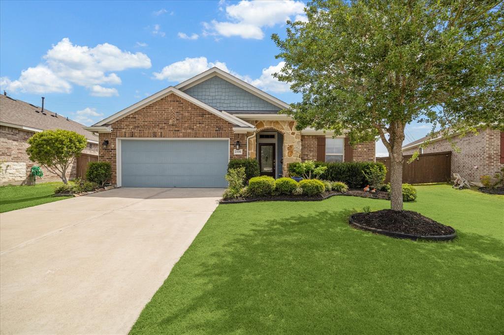 2306 Brickfielder Lane, Baytown, Texas image 2
