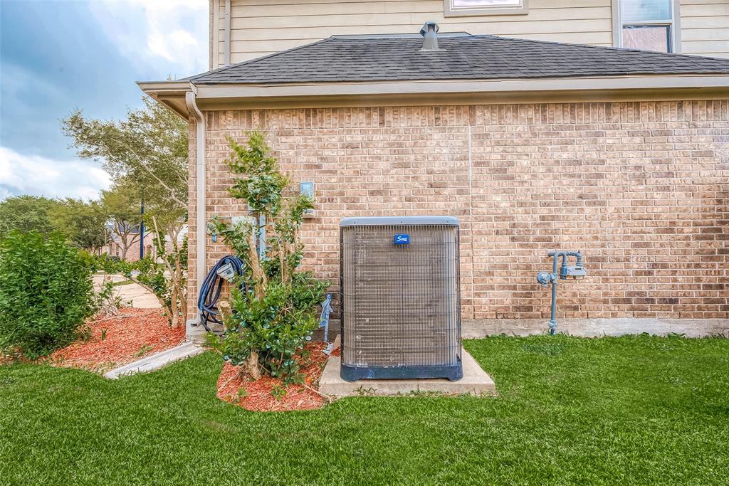 7406 Lavaerton Wood Lane, Richmond, Texas image 3