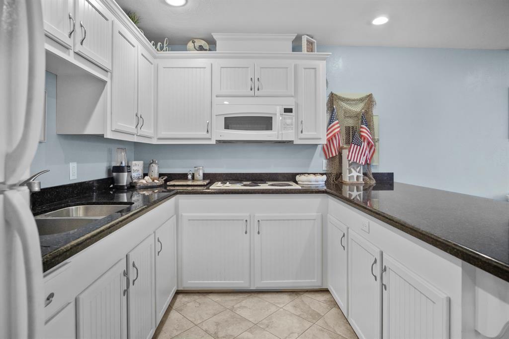 979 Sea Spray Drive, Crystal Beach, Texas image 4