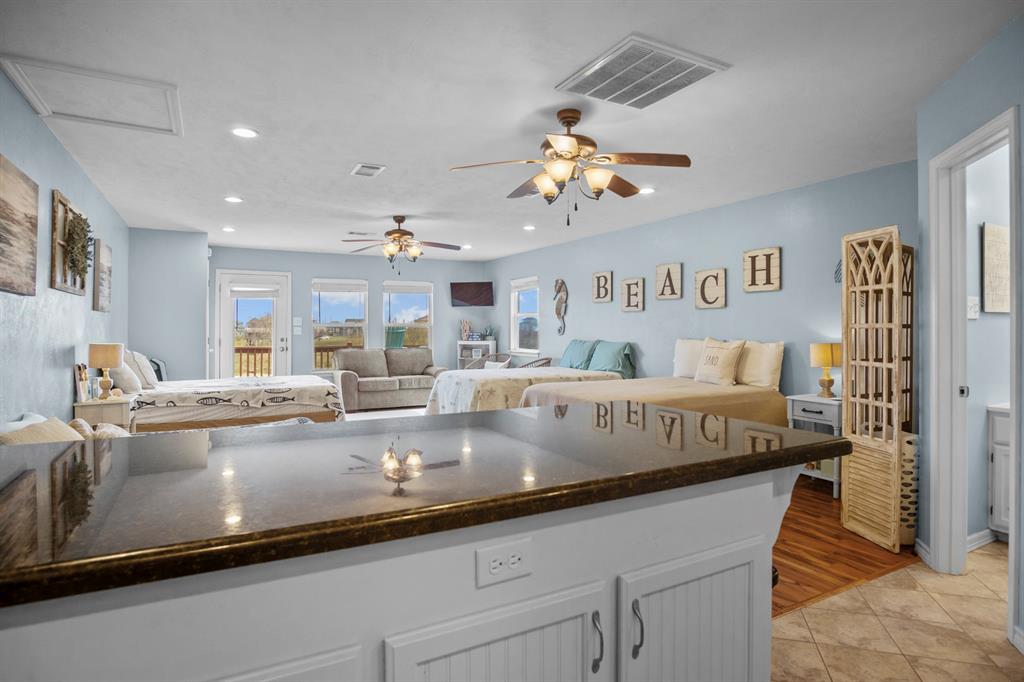 979 Sea Spray Drive, Crystal Beach, Texas image 3