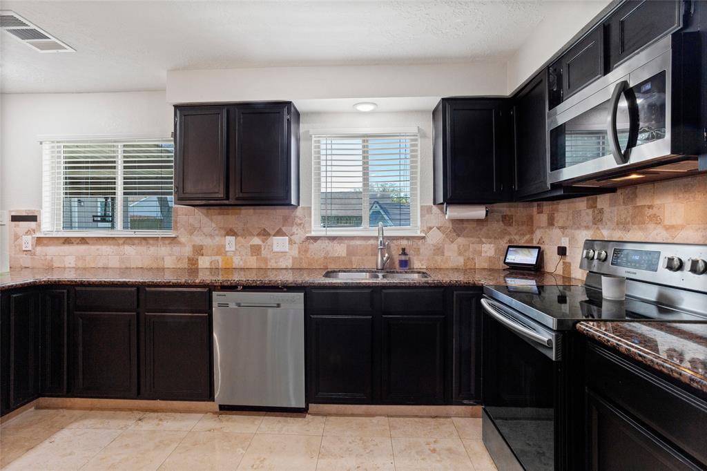 10114 Clairmont Drive, La Porte, Texas image 6