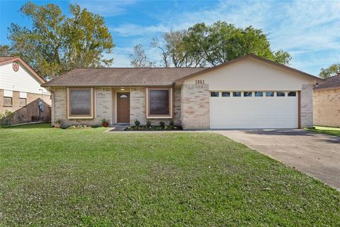 A home in Angleton