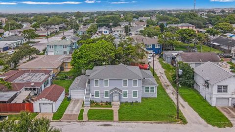 Duplex in Galveston TX 4618 Avenue S 1/2.jpg