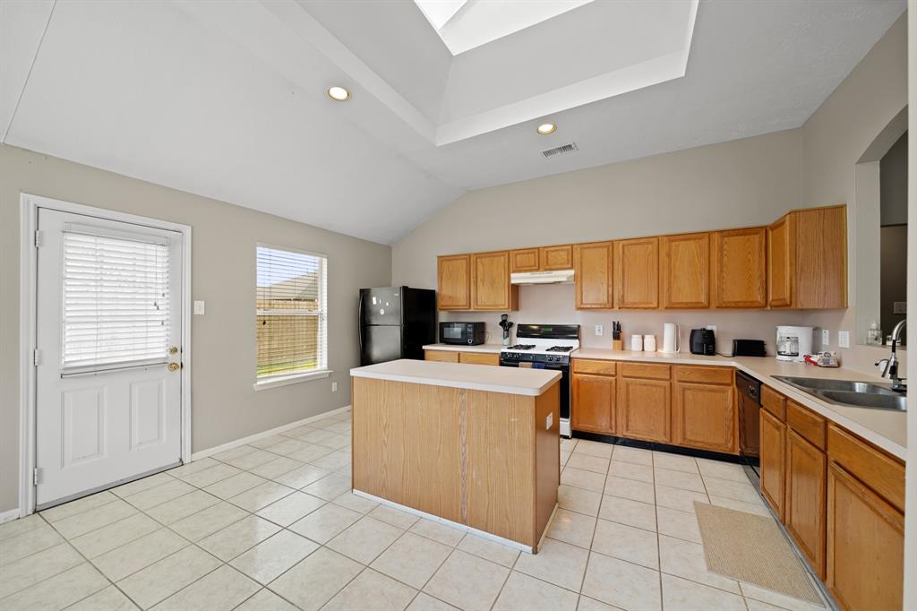 1411 Hunter Ridge Court, Fresno, Texas image 8