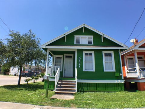 Photo of 3828 Avenue M 1/2, Galveston, TX 77550 (MLS # 91653594)