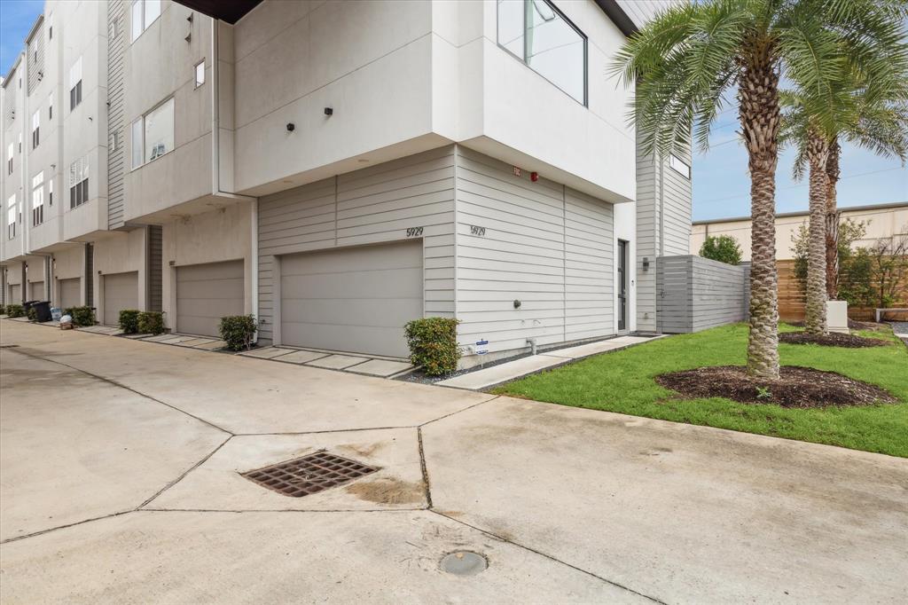 5929 E Post Oak Lane, Houston, Texas image 3