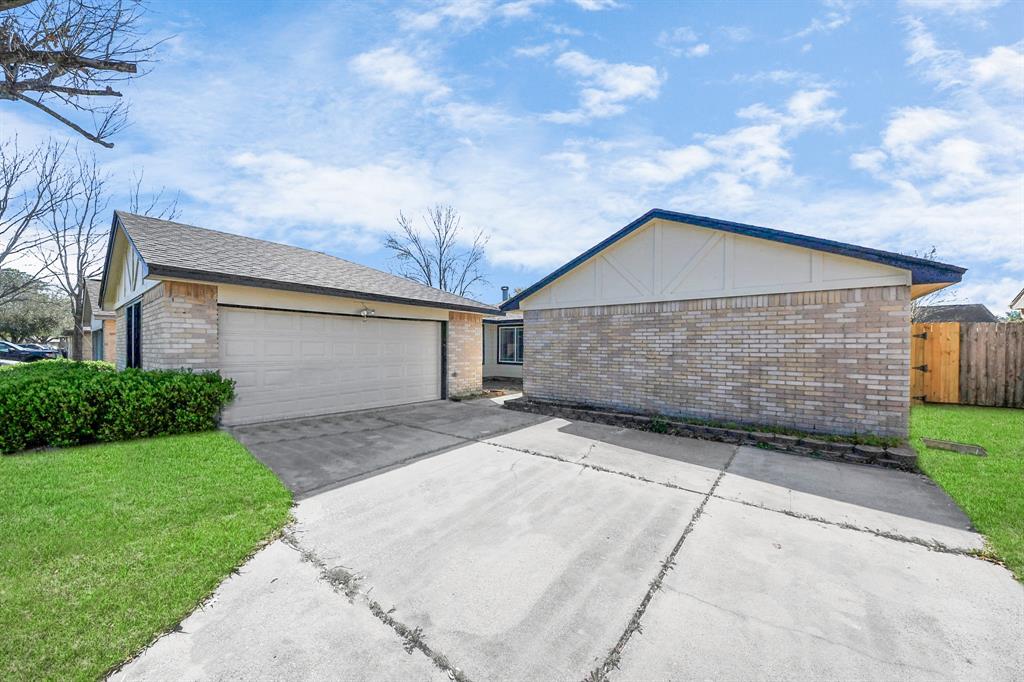 9738 Barmont Drive, La Porte, Texas image 2