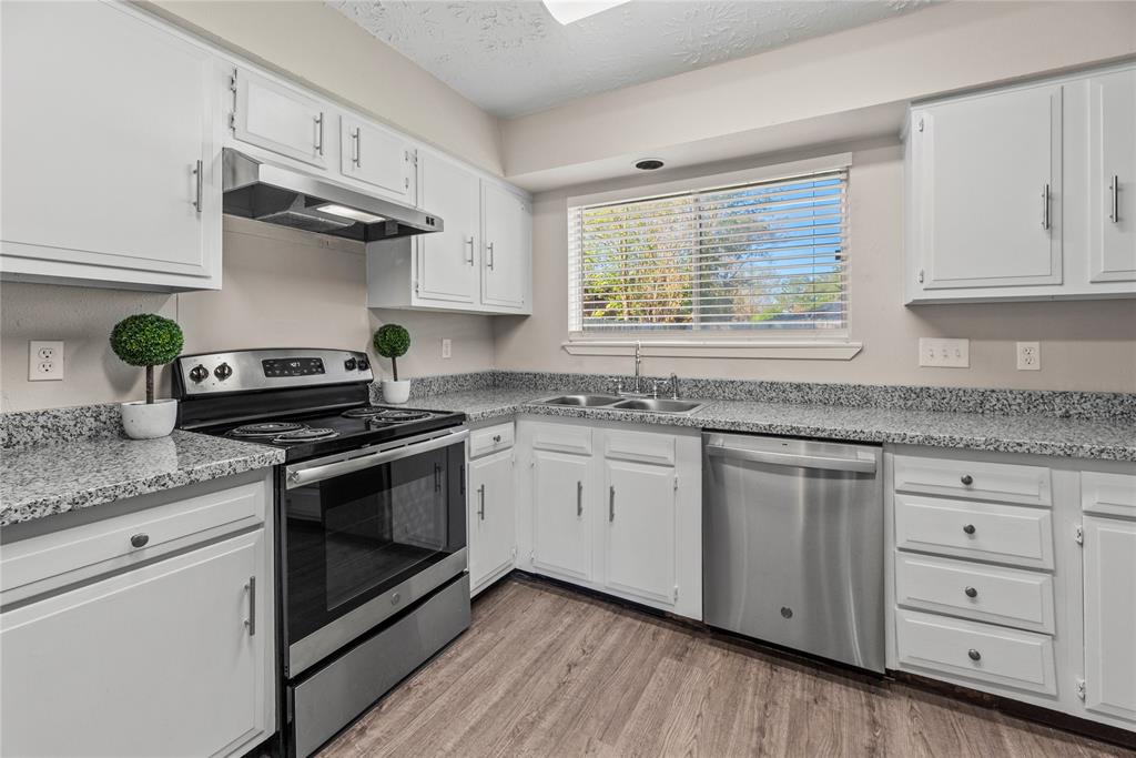 7519 Wovenwood Lane, Houston, Texas image 6