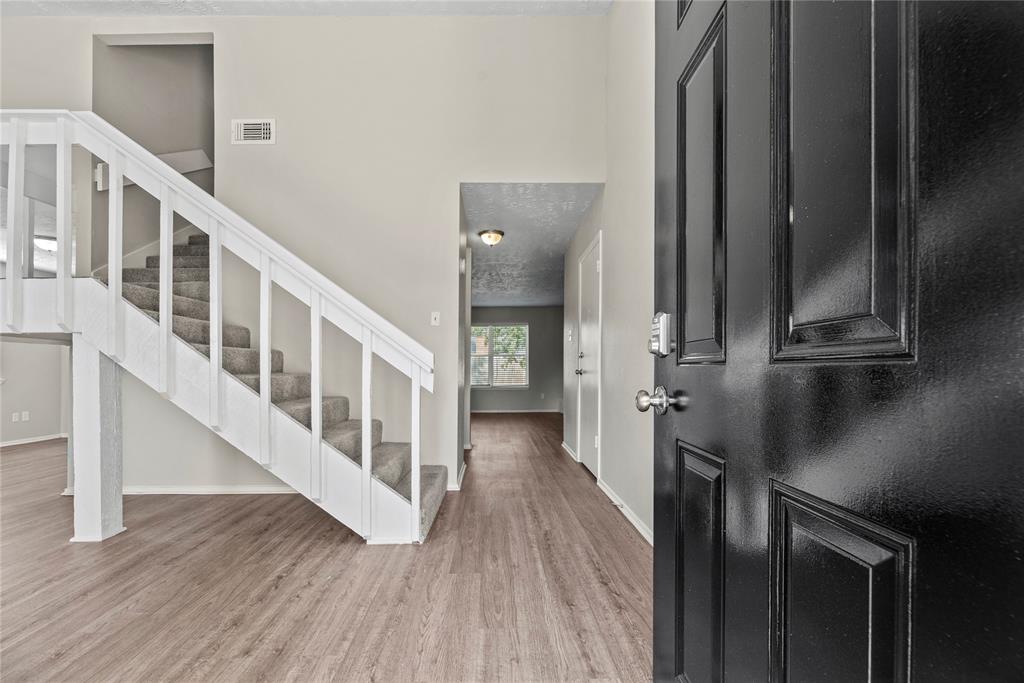 7519 Wovenwood Lane, Houston, Texas image 2