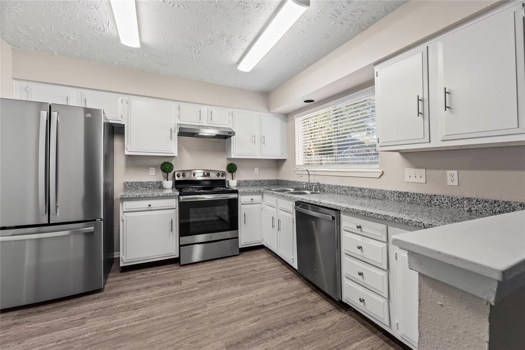7519 Wovenwood Lane, Houston, Texas image 5