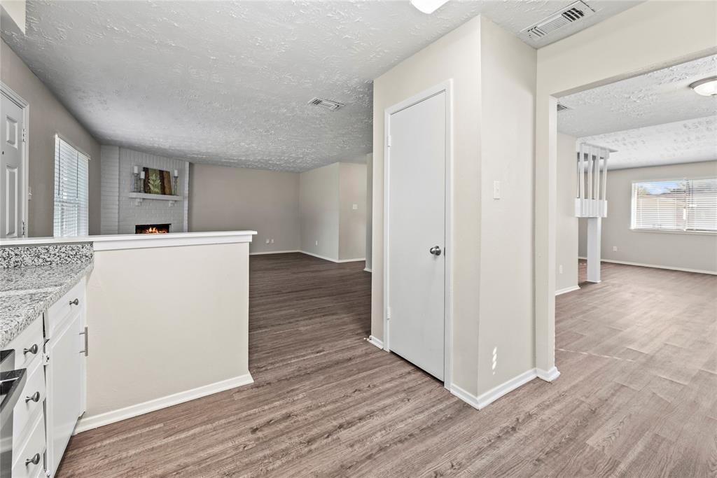 7519 Wovenwood Lane, Houston, Texas image 7